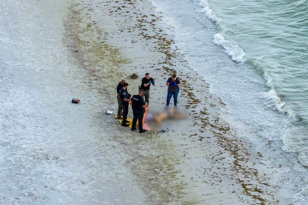 RandomstuffA2Z's tweet photo. ⚡ Tragic lightning strike at Fort Myers Beach, Florida: Man killed, three family members injured while swimming.
Prayers for the family.
#FortMyersBeach #LightningStrike #Florida https://t.co/keywAk1NtT