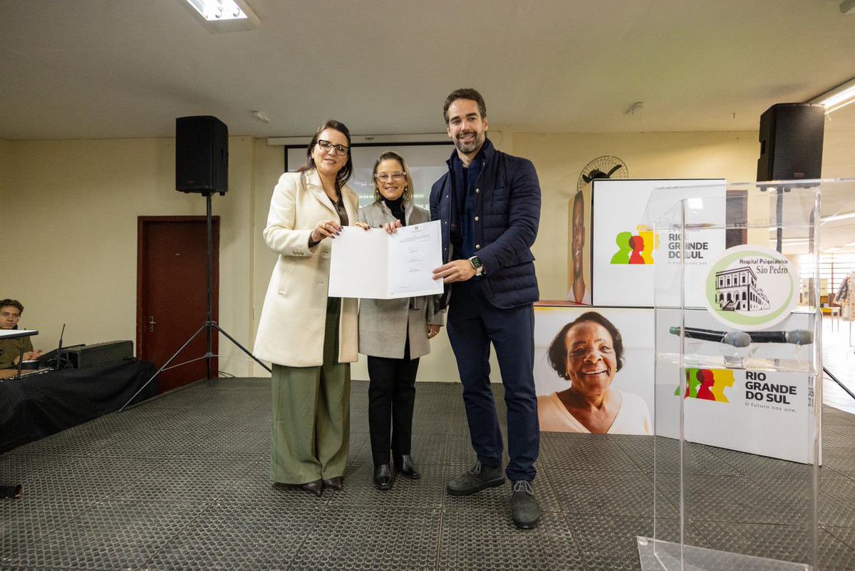EduardoLeite_'s tweet photo. O Hospital Psiquiátrico São Pedro faz parte da história do Rio Grande do Sul e seguirá sendo referência para o futuro. Estamos investindo R$ 5,6 milhões na revitalização do complexo, garantindo mais segurança, dignidade e melhores condições para pacientes e profissionais.

Cuidar da saúde mental também é investir na estrutura que acolhe quem mais precisa. As obras no vão qualificar quatro prédios, modernizar instalações e preservar um patrimônio histórico da saúde pública gaúcha.

Além da revitalização que iniciamos hoje, já encaminhamos a reserva orçamentária de mais R$ 5 milhões para recuperar a parte histórica do Hospital São Pedro. Somados aos investimentos anteriores, serão R$ 12 milhões destinados à qualificação desse importante complexo hospitalar.