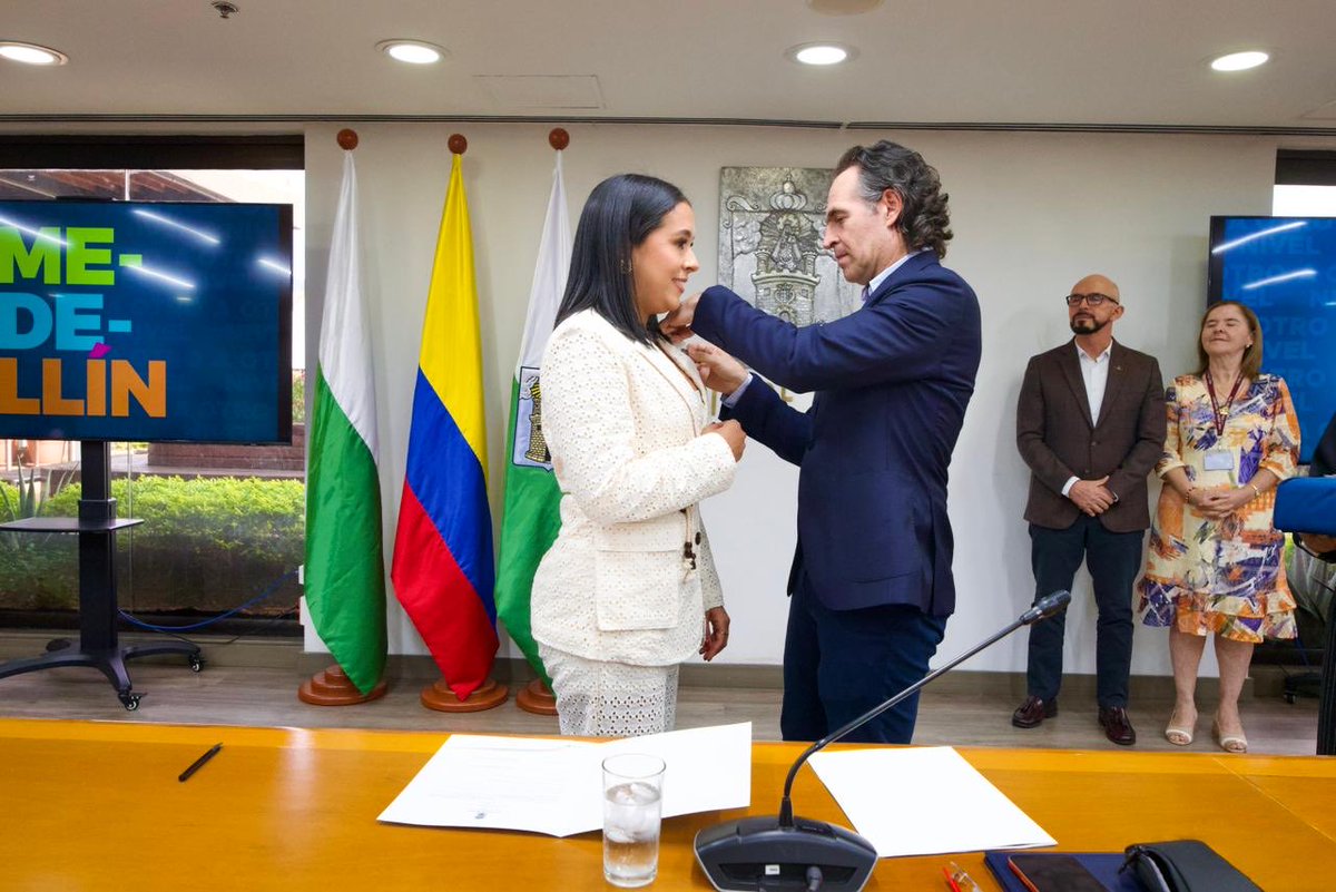 FicoGutierrez's tweet photo. Tuve el honor de acompañar la posesión de nuevos jueces y juezas de la República.
Personas buenas y preparadas, que llegaron a este cargo gracias a un concurso público de méritos. Total transparencia para fortalecer nuestras instituciones.

Ser juez significa asumir una enorme responsabilidad: proteger los derechos, defender la Constitución y la ley, y hacer que la justicia sea un pilar de nuestra democracia.
Mi reconocimiento para cada uno de ellos y para sus familias, que también hicieron parte de este camino de esfuerzo y perseverancia.

Muchos éxitos en esta nueva misión de servir a Colombia 🇨🇴.