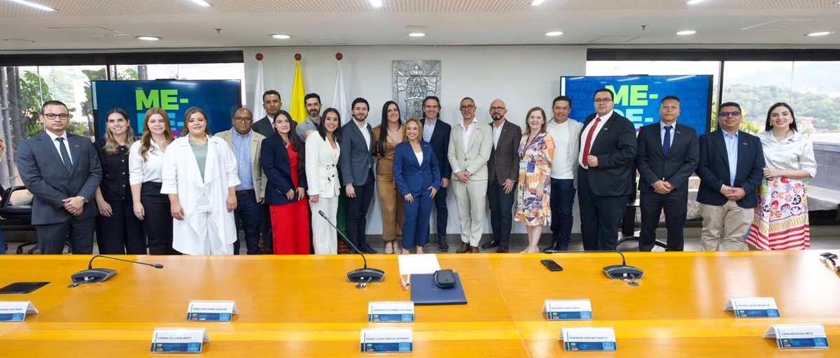 FicoGutierrez's tweet photo. Tuve el honor de acompañar la posesión de nuevos jueces y juezas de la República.
Personas buenas y preparadas, que llegaron a este cargo gracias a un concurso público de méritos. Total transparencia para fortalecer nuestras instituciones.

Ser juez significa asumir una enorme responsabilidad: proteger los derechos, defender la Constitución y la ley, y hacer que la justicia sea un pilar de nuestra democracia.
Mi reconocimiento para cada uno de ellos y para sus familias, que también hicieron parte de este camino de esfuerzo y perseverancia.

Muchos éxitos en esta nueva misión de servir a Colombia 🇨🇴.