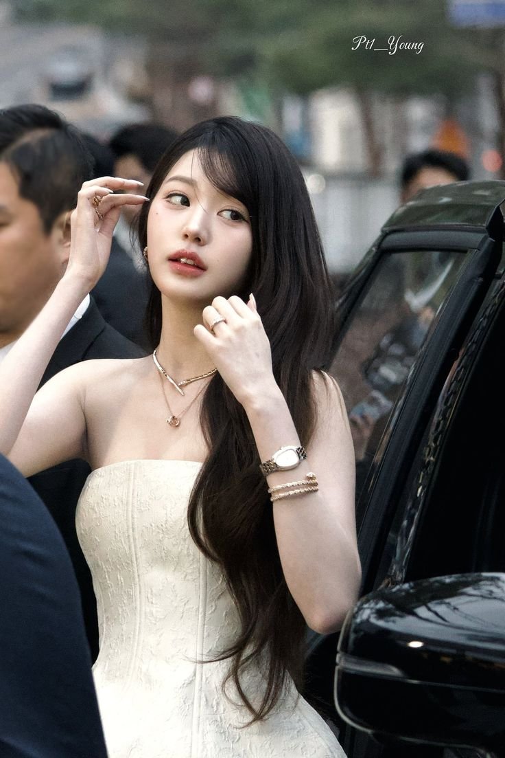 acervowony's tweet photo. 🚨 | Jang Wonyoung on her way to Taylor Swift's wedding. https://t.co/1S8Rf5rqc1