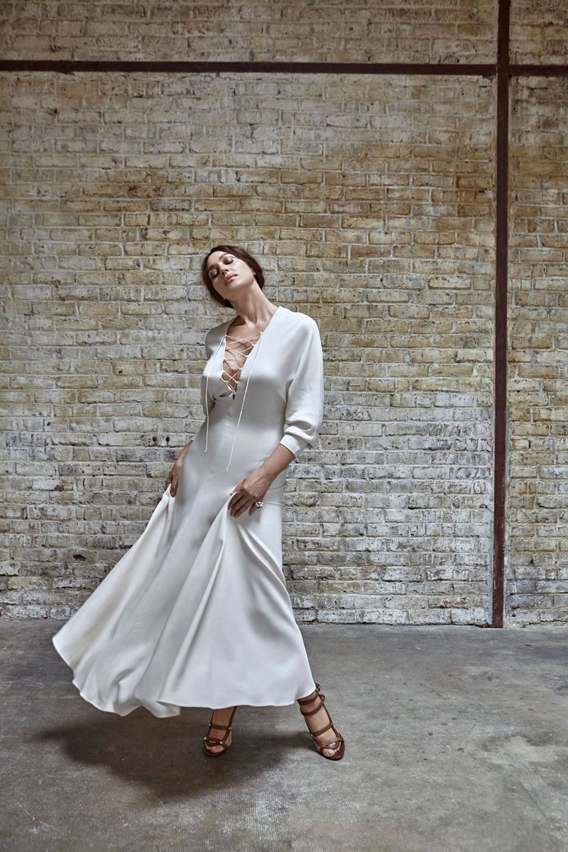 MonBelarchive's tweet photo. The dress movement makes this feel like a film still 🤍  
📸 https://t.co/gyNtYJcLOC https://t.co/wv6cxN3GXB