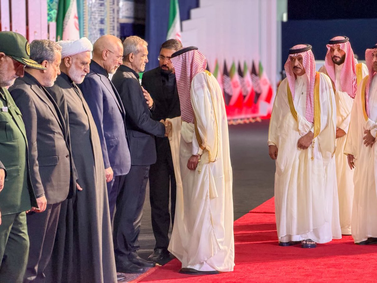 KSAMOFA's tweet photo. #طهران  | معالي نائب وزير الخارجية #وليد_الخريجي @W_Elkhereiji ينقل تعازي ومواساة #خادم_الحرمين_الشريفين وسمو #ولي_العهد لرئيس الجمهورية الإسلامية الإيرانية في وفاة المرشد الأعلى السابق. https://t.co/InDmpY7oIm