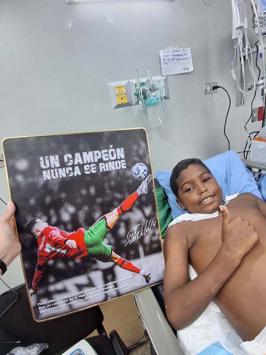 cchiquito7's tweet photo. Nuestro paciente Yoiler también recibió un gran regalo. Un cuadro con un mensaje muy potente. 

Un campeón nunca se rinde y definitivamente Yoiler es uno de ellos. Gracias por este gesto tan humano, tan bonito. 

Hospital Miguel Pérez Carreño. https://t.co/u3QnUKLDad