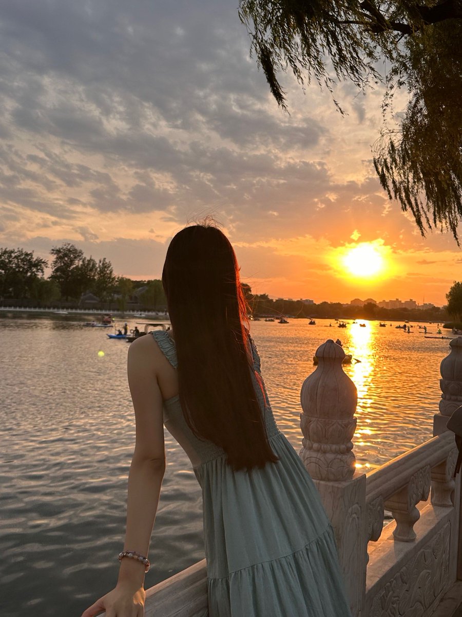 weagle11061's tweet photo. Our photography club's sunset shoot went perfectly yesterday! Got tons of warm, dreamy shots from the park lakeside.  Next meetup is this Friday for group editing—come join! https://t.co/UIEWEu313a