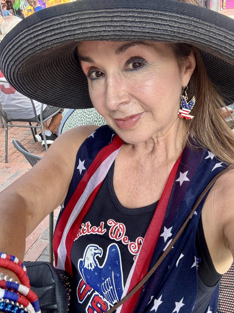 NattyRiosSipes's tweet photo. Celebrate with all colors!
Red, White &amp; Blue 🇺🇸🎉 https://t.co/AKIJjLS0q3