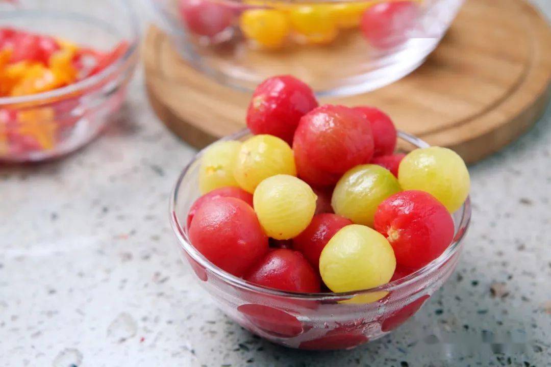 ChelseaMHHL76C's tweet photo. Just tried the locally harvested cherry tomatoes at the new market—burst with sweet, tangy juice, no bland aftertaste! Perfect for salads or snacking straight up. Would 10/10 recommend! https://t.co/TZoC0lF9W2