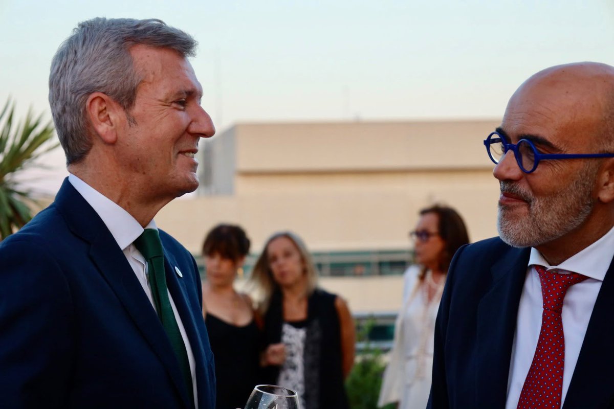 danielsirera's tweet photo. Un año más con el presidente @AlfonsoRuedaGal en los Títulos de Excelencia Galega 2026 entregados por @aegacat.

El talento gallego siempre ha sido fundamental en el desarrollo de nuestra ciudad. https://t.co/8BIgAfxLIS