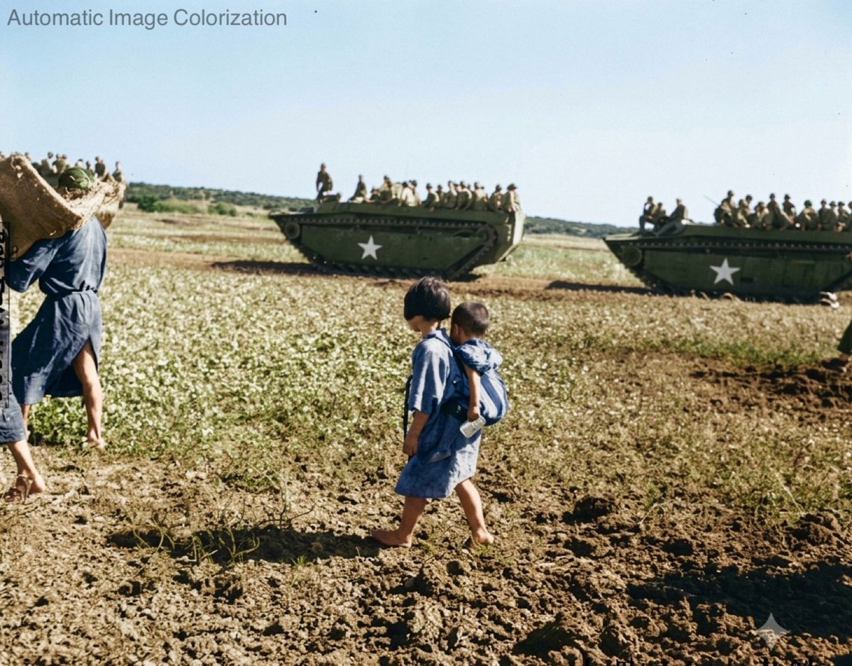 horinyo's tweet photo. 81年前の沖縄

1945年7月 幼児を背負って歩く少女

白黒写真を、人工知能＋手動補正でカラー化しました。

#沖縄_1945 https://t.co/eplPbs0GW8