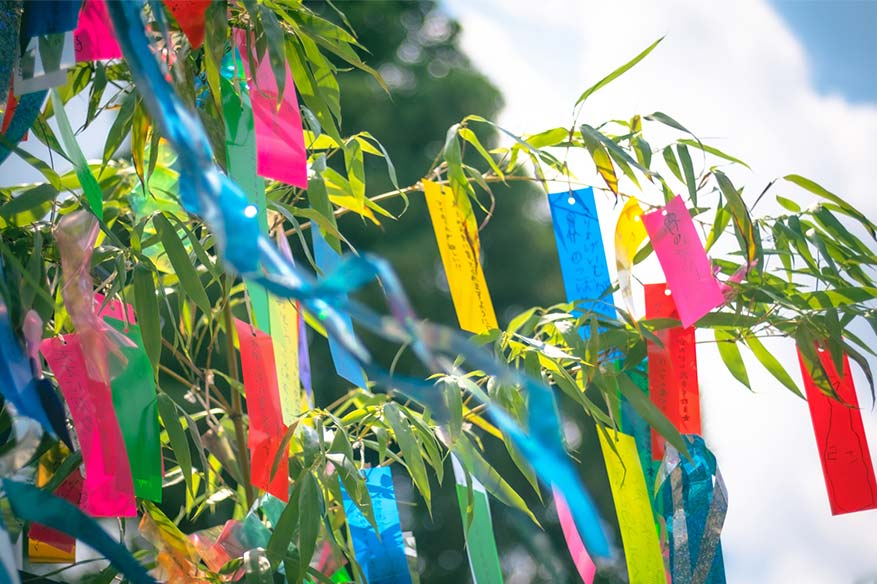 JapanEmb_Chile's tweet photo. 🎋¿Qué deseo pedirás a las ⭐️⭐️⭐️en #Tanabata? 
🌌Tanabata o “Festival de las Estrellas”, se celebra el 7 de julio en Japón🇯🇵
🎐Es tradición escribir deseos en tiras de papel llamadas Tanzaku que se cuelgan en ramas de bambú  esperando que los deseos lleguen al cielo y se cumplan https://t.co/VVMBDtpiwa