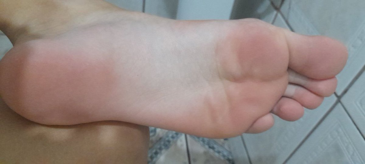 VeVenomF's tweet photo. Solão, do jeito que muitos gostam, pra deslizar a língua em cada centímetro dessa sola, 26 Centímetros de Pezão! https://t.co/2St7fa7lhO