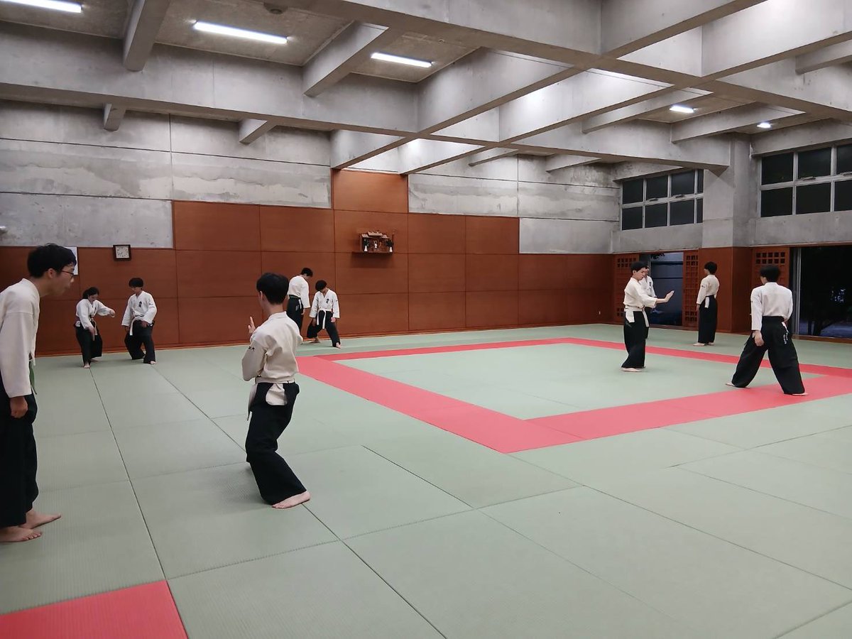 cittaido's tweet photo. おはようございます！
千葉工大躰道部です！
遅くなりましたが一昨日の活動報告です！

【稽古内容】
・全体
コの字運足・法形
・1年生
運足八法・コの字運足から旋体直状突き
・上級生
実戦

熱くなり過���てかち合う実戦😨
間合いの取り方はまだまだ練習が必要ですね🧘 https://t.co/NRsn9wYSjd