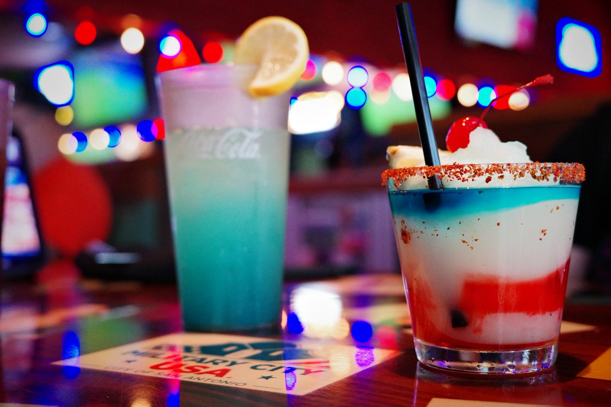 Nicospeed3's tweet photo. "All-American Margarita" and Patriot Burger at Bubba's 33 restaurant https://t.co/Z6oDBOdQvk