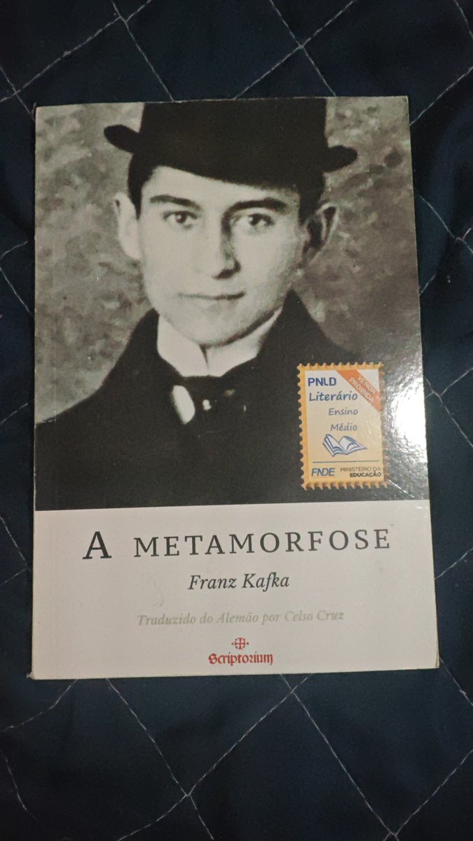 NETO_USER7's tweet photo. Olha o que eu achei no meu armário, fazem 5 anos desde a primeira vez que peguei esse livro na biblioteca da escola, esqueci de devolver kkkkkkkkkkkkkkkkkkkkkkk

—Vou ter que ler ele novamente, pois não me lembro de muita coisa sobre esse livro. https://t.co/JlInNtkKnR