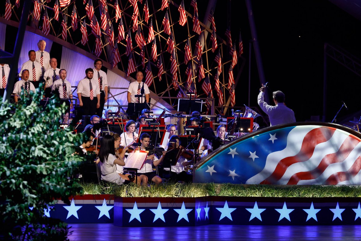 NatSymphonyDC's tweet photo. 🇺🇸 An American tradition. 

Your National Symphony Orchestra takes the stage for #ACapitolFourth — watch live on @July4thPBS TONIGHT at 8pm ET.  🎻 https://t.co/sEAgslNA2v