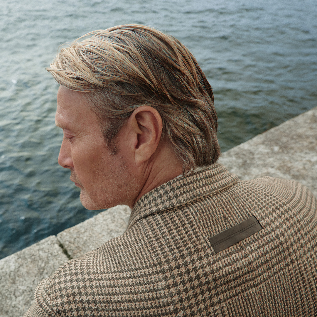 Zegna's tweet photo. RITUALS OF AN ITALIAN SUMMER

The golden hour. The right place to let the day slow down.

Mads Mikkelsen at Lake Maggiore.

#ZEGNASUMMER26 https://t.co/cvoyrP058g
