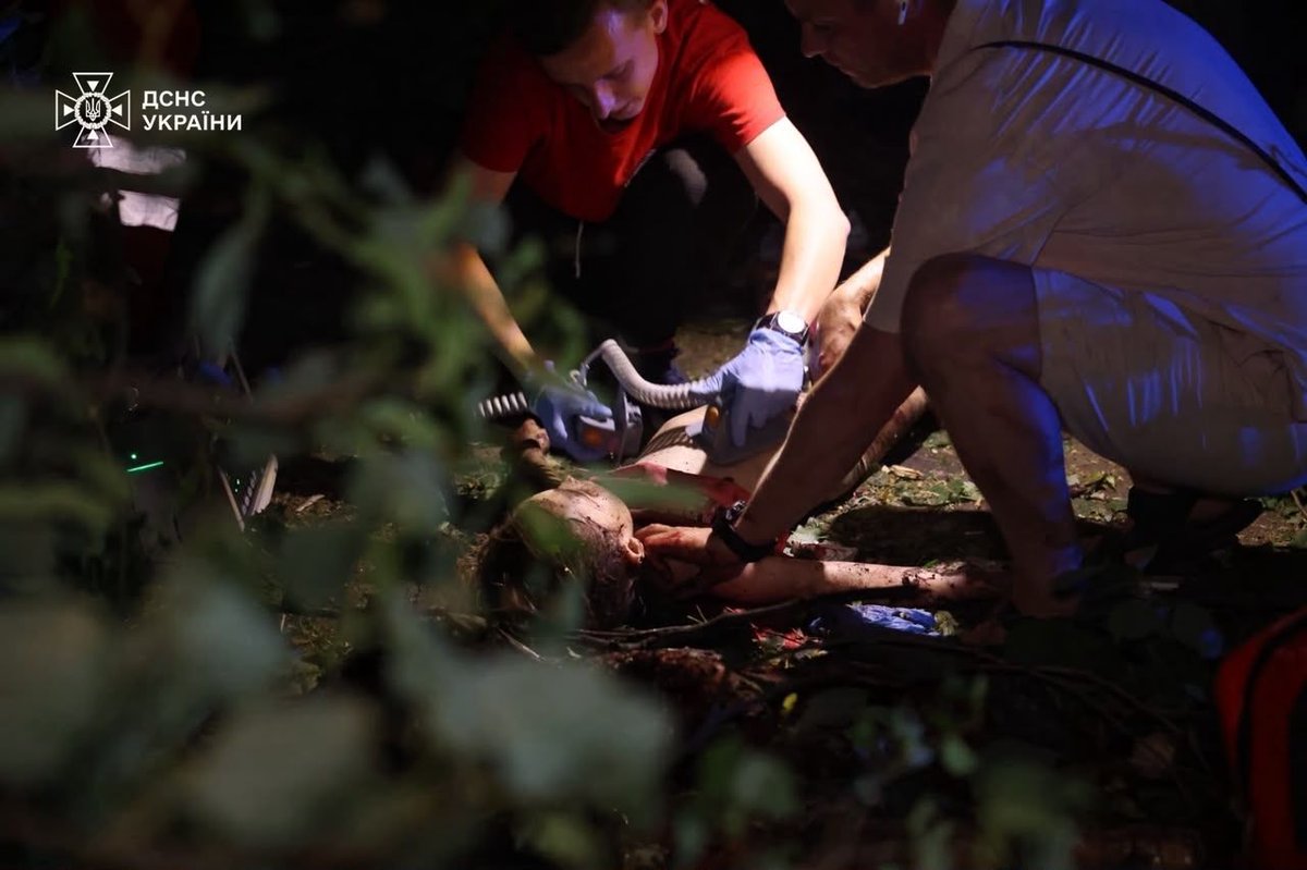 United24media's tweet photo. 🚨 UPD: The number of wounded from the Russian aerial bomb strike on Sumy has risen to 27, including 7 children.

At the scene, doctors fought to save a 5-year-old girl, but both she and her mother died. Her sister is currently hospitalized. https://t.co/Gu3VvEzVVF