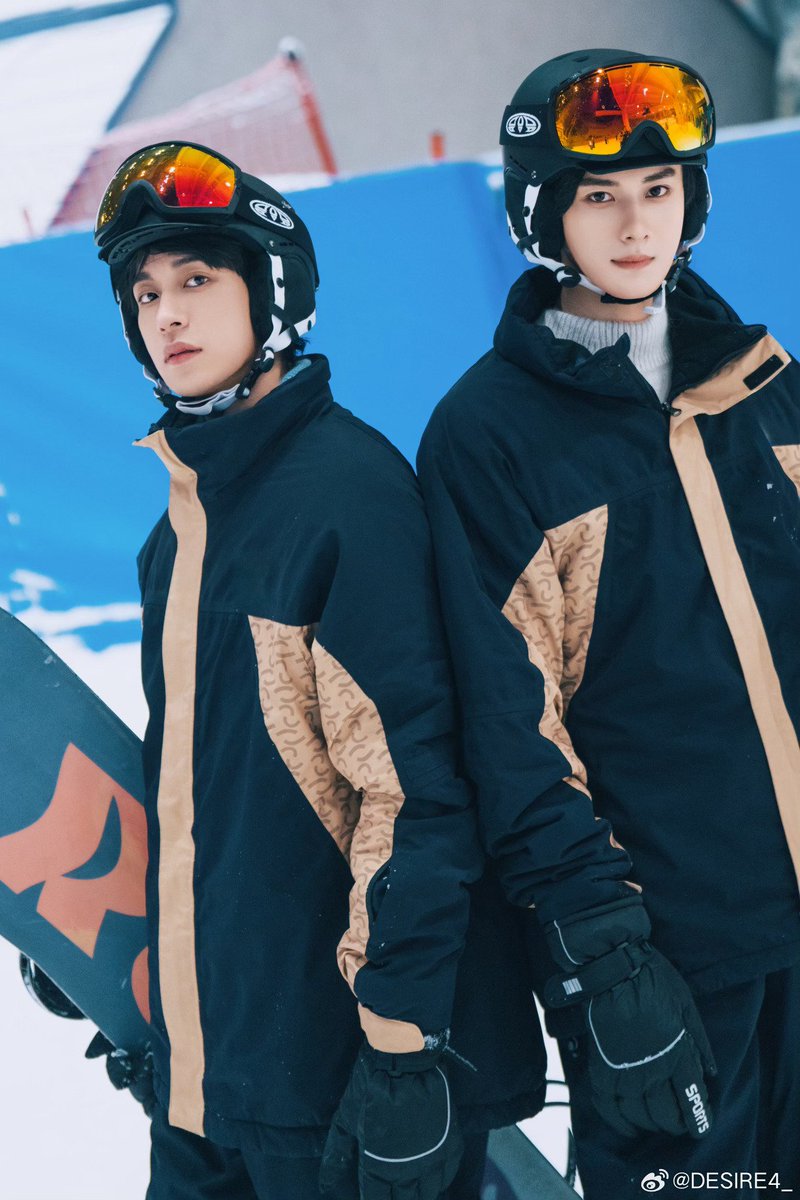 jiaangheng's tweet photo. It’s found between playful poses, laughter echoing across the snow, a few clumsy snowboarding moments, and someone who makes every second feel effortlessly fun and feel a little warmer. Hmm... maybe that’s why winter always looks good from every angle. https://t.co/yiSi6tG6Dr