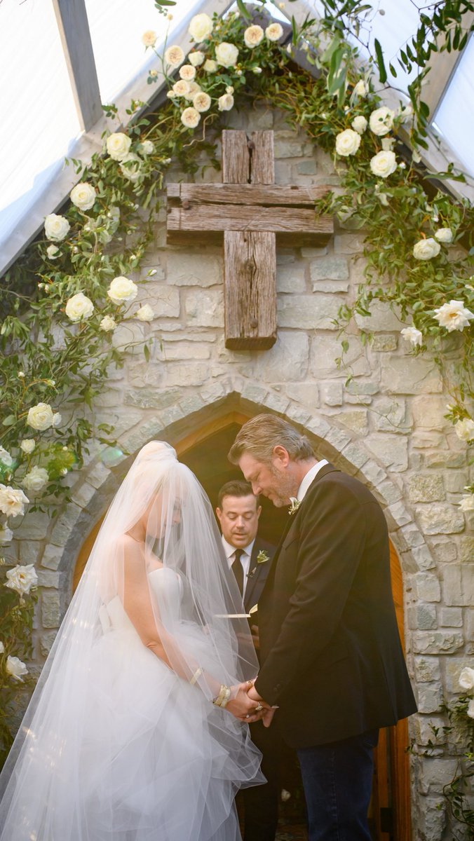 gwenstefani's tweet photo. 5 years married to my forever 💐🤍@blakeshelton gx https://t.co/JKAjqKx7li