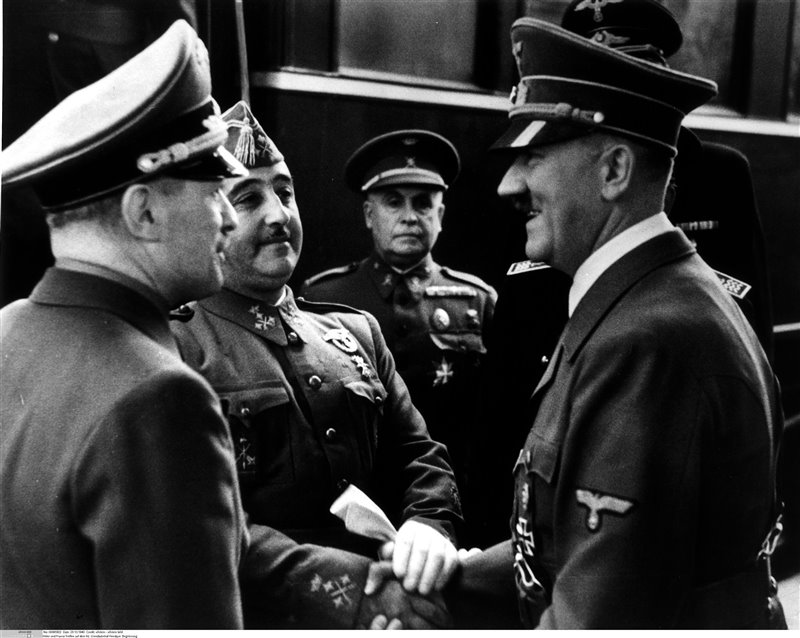 carlossmato's tweet photo. El PP da por superado el dilema de Vox "sin perder centralidad"
Franco hizo lo mismo que sus herederos políticos.
Se alió con Hitler y Mussolini, pero jamás perdió "la centralidad".
Difícil hacer más el ridículo para blanquear a nazis y fascistas. https://t.co/AwKK8yivIU