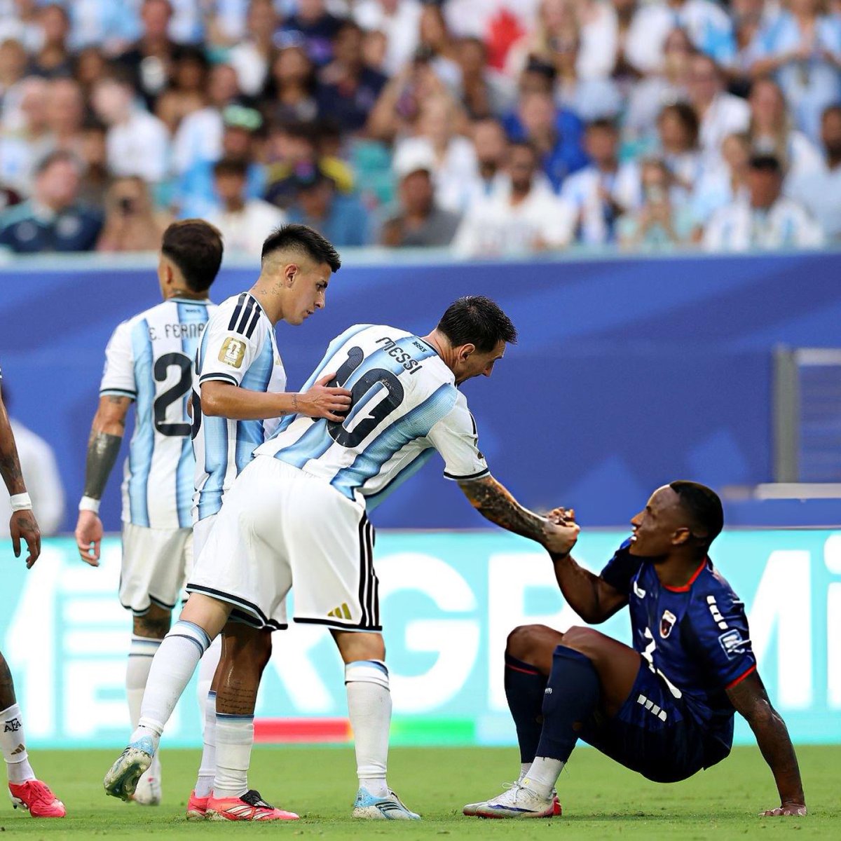 i3merz's tweet photo. Lionel Messi &amp; Jovane Cabral #FIFAWorldCup https://t.co/n2nxAiyhTT