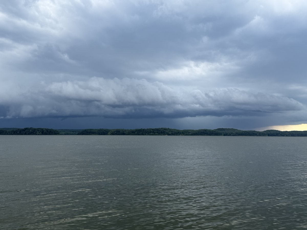 iceykal's tweet photo. #tspotter Storm rolling in over Big Sandy area of Ky Lake. https://t.co/PLbiYmvx0H