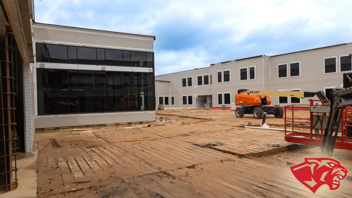 ConroeISD's tweet photo. The future home of Caney Creek 9th Grade Campus is coming along wonderfully, and we couldn’t be more excited to watch this vision become a reality. 🚧

Every milestone brings us one step closer to welcoming students in the Fall of 2027! Stay tuned as construction continues! ❤️🐾 https://t.co/Bj6RzOTTKX