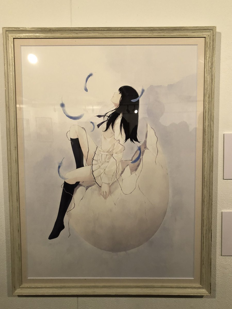 yozu25's tweet photo. 18年前の今日は、Innocent Greyより『殻ノ少女』が発売された日。大好きなあじ秋刀魚さん（@aji_3_ma）の声優デビューされてから18年という記念の日でもあります。
18年間、声優を続けてくださり本当に感謝しています。
殻ノ少女展の写真とあじ子さんの自画像。
#あじ子ンチ #あじ秋刀魚
#InnocentGrey https://t.co/abWXhGywof