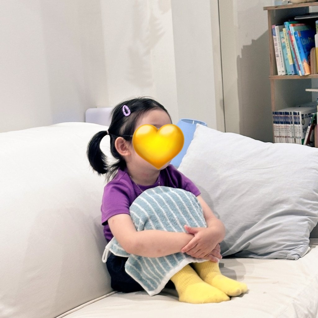 jjonnonuu's tweet photo. 🐱 : Eh tumben nih ayah sama anak akur
☀️ : Yin mo lumah
🐱 : Hah?
☀️ : Yin mo lumaaaah!
🐶 : Bukan-
☀️ : Yin mo punya lumah besaaal
🐱 : Kenapa sih Yah?
🐶 : Biasa, bolu talas betingkah
☀️ : Beli lumah Yayah! Beli lumaaah!
🐱 : Ngapain tiba tiba kepikiran beli rumah?
☀️ : Ayo, beli, lumaaaah!
🐶 : Bentar
🐶 : Udah Yayah bilang orang gede beli rumah buat tinggal sama keluarganya bukan buat nyimpen es krim segunung
☀️ : Mau eskiiiiiiimmm!
🐱 : ...
🐱 : Oh pengen es krim
🐶 : Iya
☀️ : BELI LUMAAAAAH