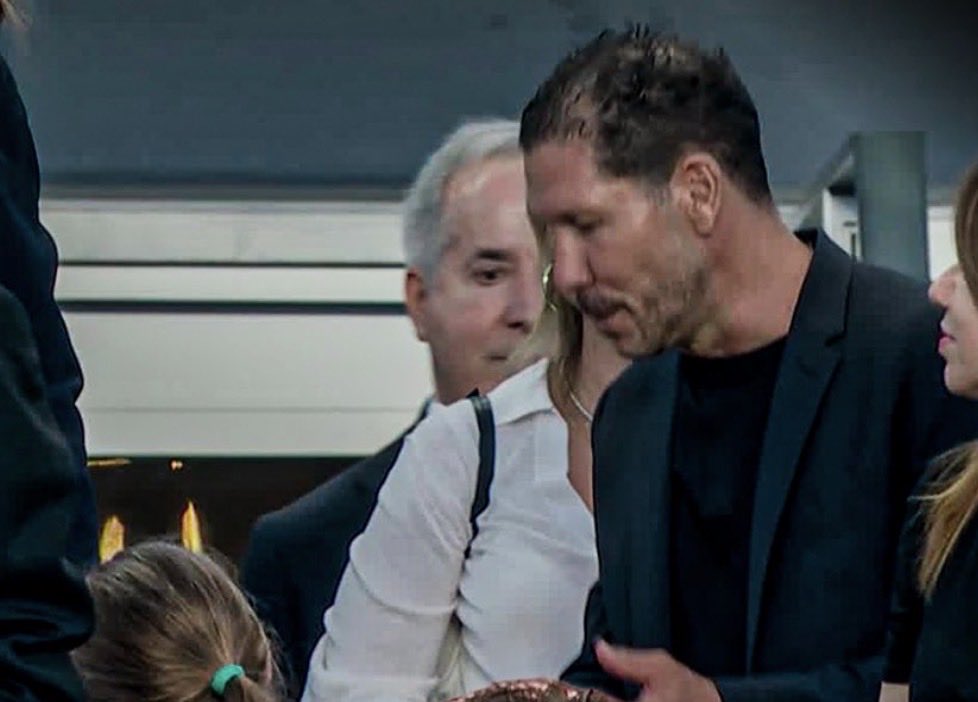 MadridSports_'s tweet photo. ☠️ ¿Alguien me puede decir qué pelotas se ha hecho en la cabeza el Cholo Simeone?

😂 Parece que se ha arrancado el pelo con las manos https://t.co/N9qKt9uMva