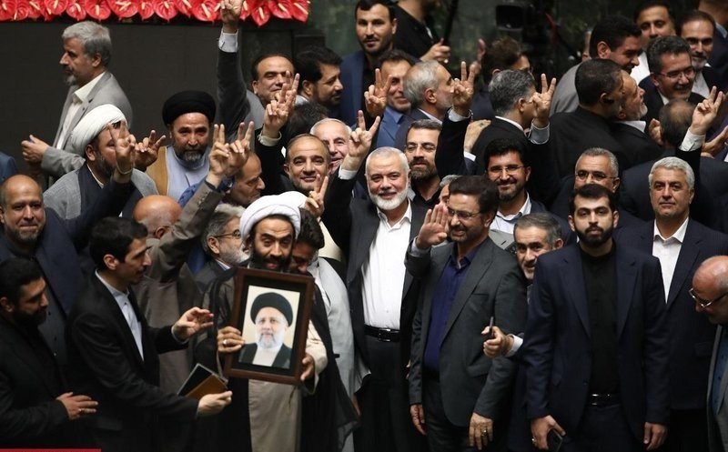 MrHiccup42's tweet photo. آخرین باری که همه در تهران دور هم جمع شده بودند، مراسم تحلیف پزشکیان بود؛ همان مراسمی که بعد از آن، اسماعیل هنیه وسط تهران توسط اسرائیل بِگا رفت.

فردا چه سوپرایزی در انتظارمونه؟! https://t.co/pRhHca4hZ2