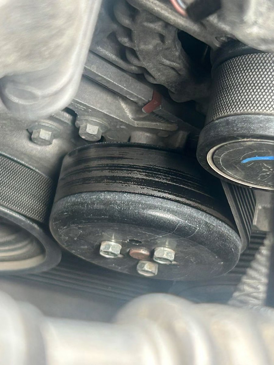 sixalti's tweet photo. @RenaultTurkey @renaultgroup Bu 1.0 tce motorun hatalı kasnağı.Bu dandik malı üretip bir süre sonra yeni tipini geliştirdiler.Kayıtlı çok arıza var.Markanın çizik dediği 3 iz ne hikmetse stresin çıkacağı boşluğa doğru gidiyor�� https://t.co/zM8fIxyaVd