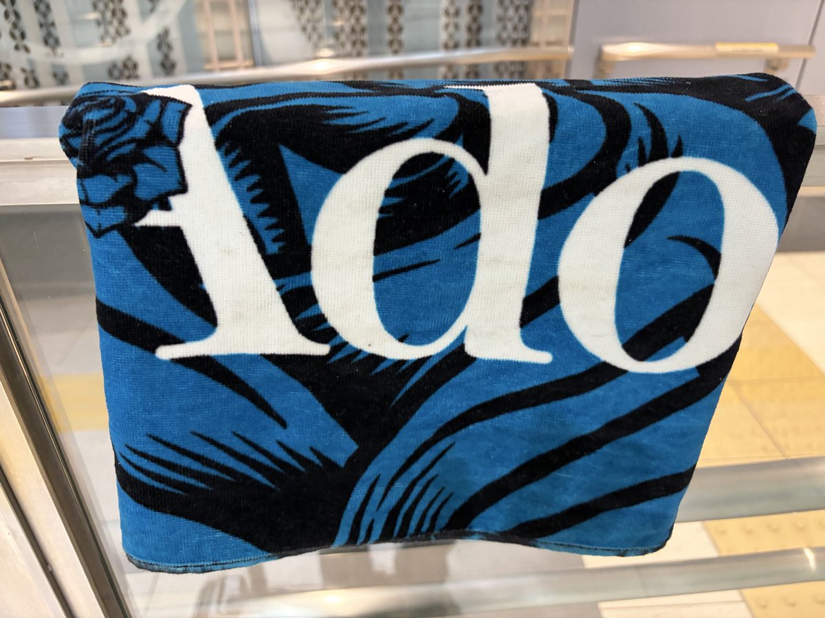 rink_adomin's tweet photo. 新横浜駅のホーム内エスカレーター前にAdoのマフラータオルが落ちてました
誰か落し物した方いませんかぁぁ
こういう時ってその場動いていいのか分からないな… https://t.co/Gm31WJnWzN