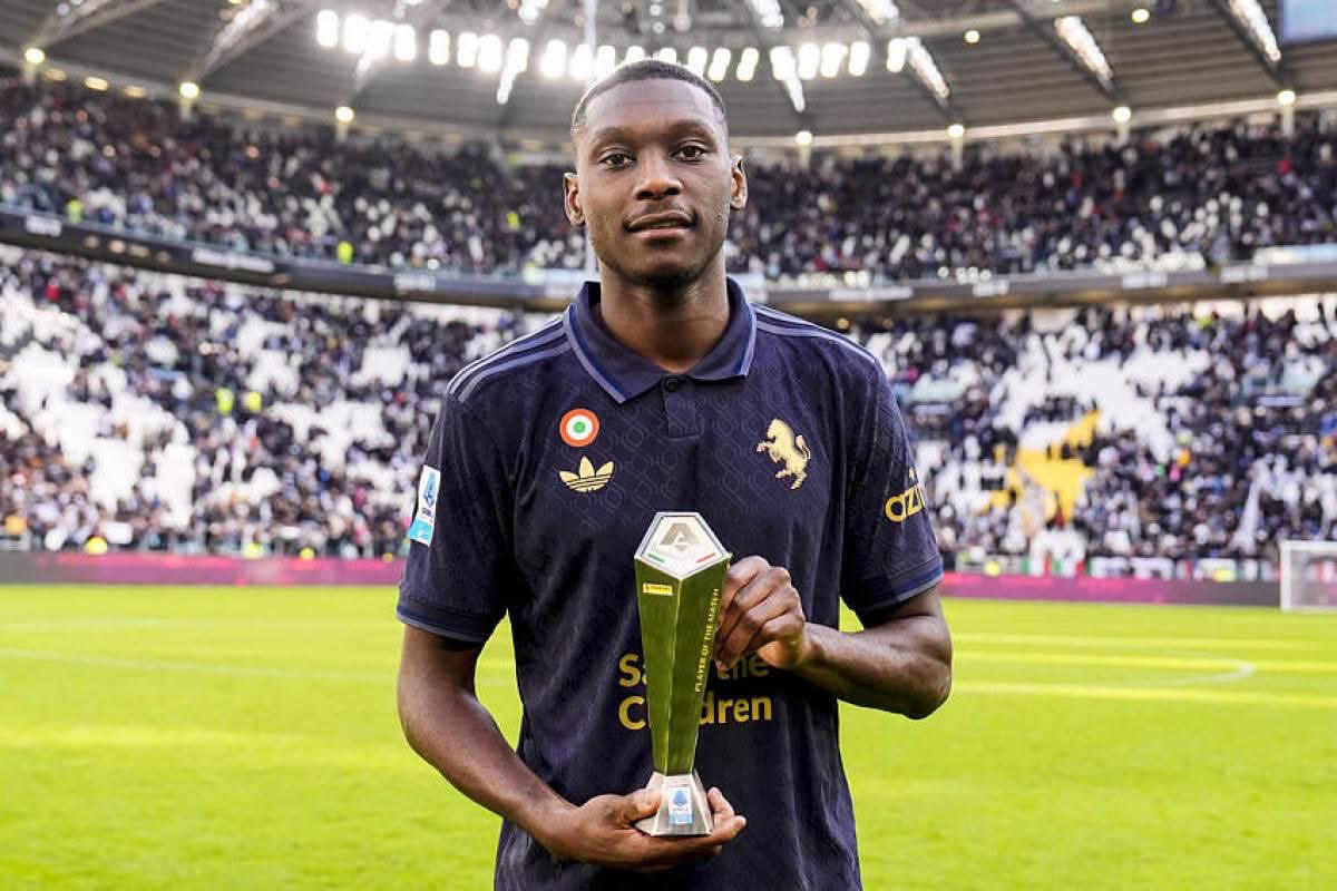 juve_belgique's tweet photo. 🚨 | La Juventus et le PSG ont trouvé une convergence sur la formule de prêt avec obligation d’achat en cas qualifications en ligue des champions pour Randal Kolo Muani ! ✅🇫🇷

Cependant, il existe toujours une distance sur le montant du transfert entre les deux clubs. ⚫️⚪️⏳

(🟢@DiMarzio )