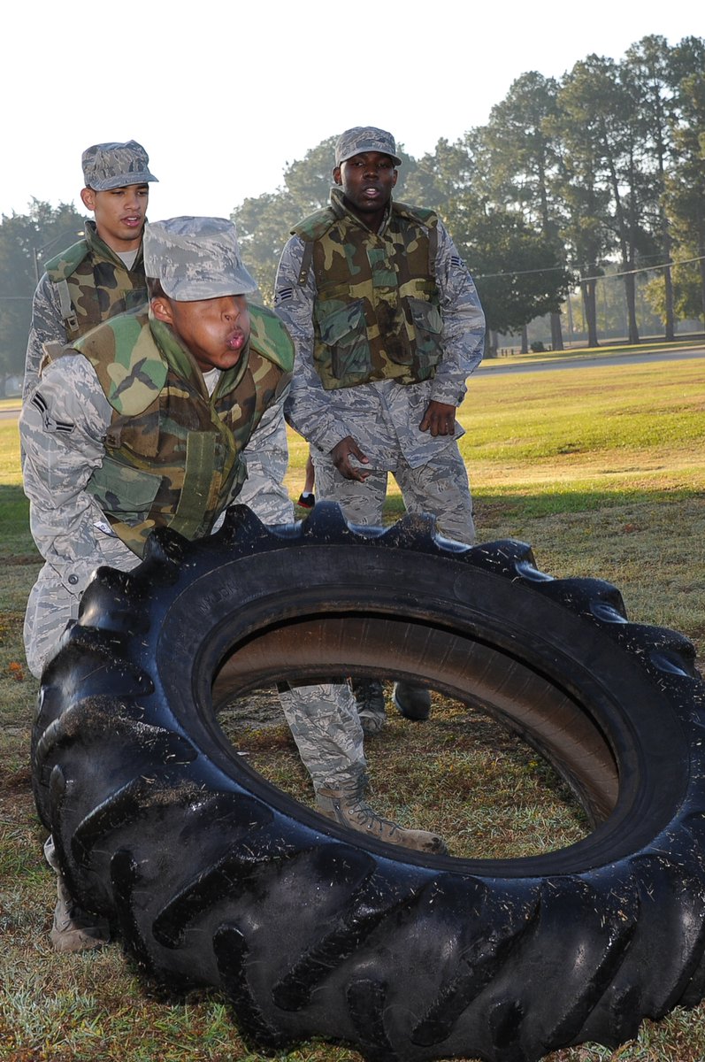 13Mr_Mayhem's tweet photo. 4 senaman ni patut ada dalam UKA Tentera Darat. 

-Tire flip
-Sandbag lunges
-Ammo can farmers carry
-Weighted (pakai body armor) pull up

Keupayaan berlari amat penting untuk seorang askar tetapi strength training juga sama penting. https://t.co/6JATC1xp27