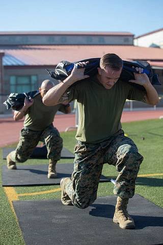 13Mr_Mayhem's tweet photo. 4 senaman ni patut ada dalam UKA Tentera Darat. 

-Tire flip
-Sandbag lunges
-Ammo can farmers carry
-Weighted (pakai body armor) pull up

Keupayaan berlari amat penting untuk seorang askar tetapi strength training juga sama penting. https://t.co/6JATC1xp27