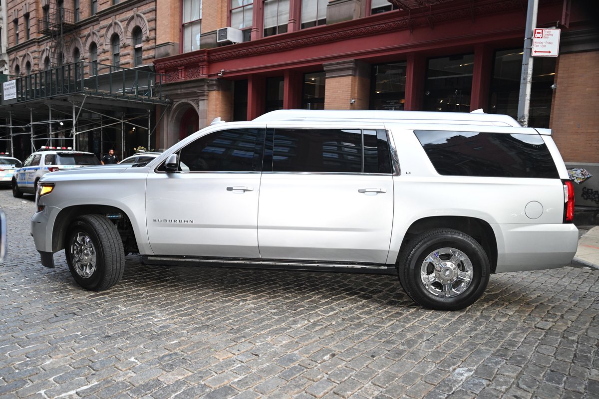 metgalacrave's tweet photo. Taylor Swift was spotted leaving her New York apartment ahead of her wedding to Travis Kelce. https://t.co/su5etfTcRP