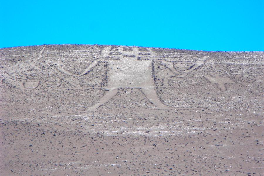 yumepolo's tweet photo. 🇨🇱チリ北部 旅行記2
世界遺産暫定リスト「ピンタードス地上絵遺跡群」
https://t.co/xcuwJjkwND

イキケ日帰りツアー2
ピンタードス塩湖の周辺。12-15世紀プレインカ(インカ以前)の350以上の地上絵。リャマ/動物/人や幾何学模様。少し離れたアタカマの巨人は全長85ｍで宇宙人のよう
チリ料理はカスエラ https://t.co/TilJR4AZzB