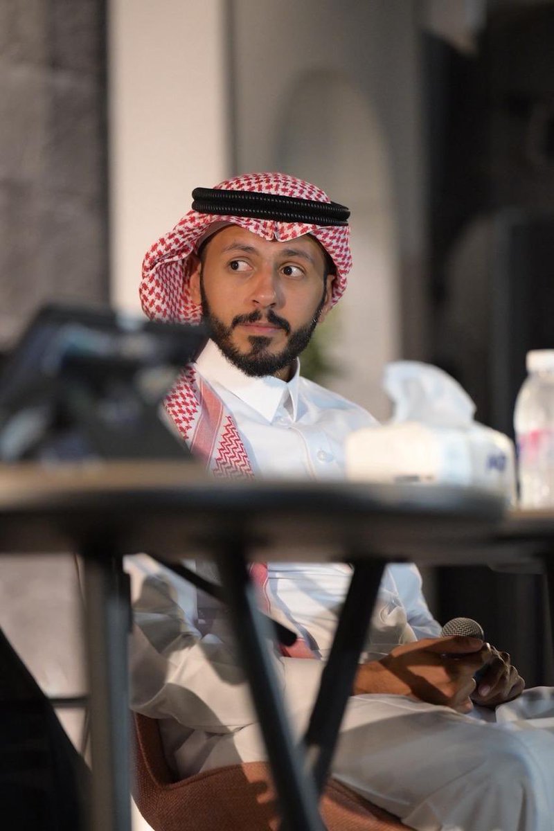 kafaat791's tweet photo. من ضيوف أمسيتنا الشعرية الشاعر مؤيد البلوي، الذي يحضر بقصيدةٍ تنبض بالفخر، وتأملات العمر وصدق المناجاة في رحلة شعرية تمتزج فيها الحكمة بالأصالة وجمال الكلمة

خمس وثلاثيين من العمر مرت

وزد عليهم عام بيوم ميلادي

انا الدنيا بسبة ابوي وامي سرت

بجيتي.. ونا توي بالعمر بادي https://t.co/GnrbOnqK5y