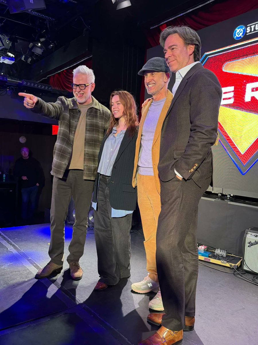 GeekZoneGZ's tweet photo. THR reporta que hubo problemas creativos en la producción de 'SUPERGIRL'.

James Gunn y Craig Gillespie, el director, tuvieron choques en el proceso; lo que provocó reshoots, reedición y reescribir el guion.

Además, el corte del director era diferente al que se estrenó. https://t.co/B7Vs3m5Ps2