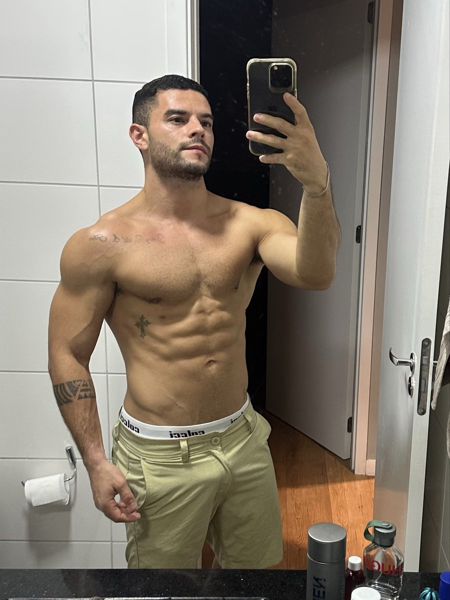Opsdann_'s tweet photo. Com roupa / sem roupa 😬 

https://t.co/THSWLZX1QE https://t.co/5HC8yNNJdd