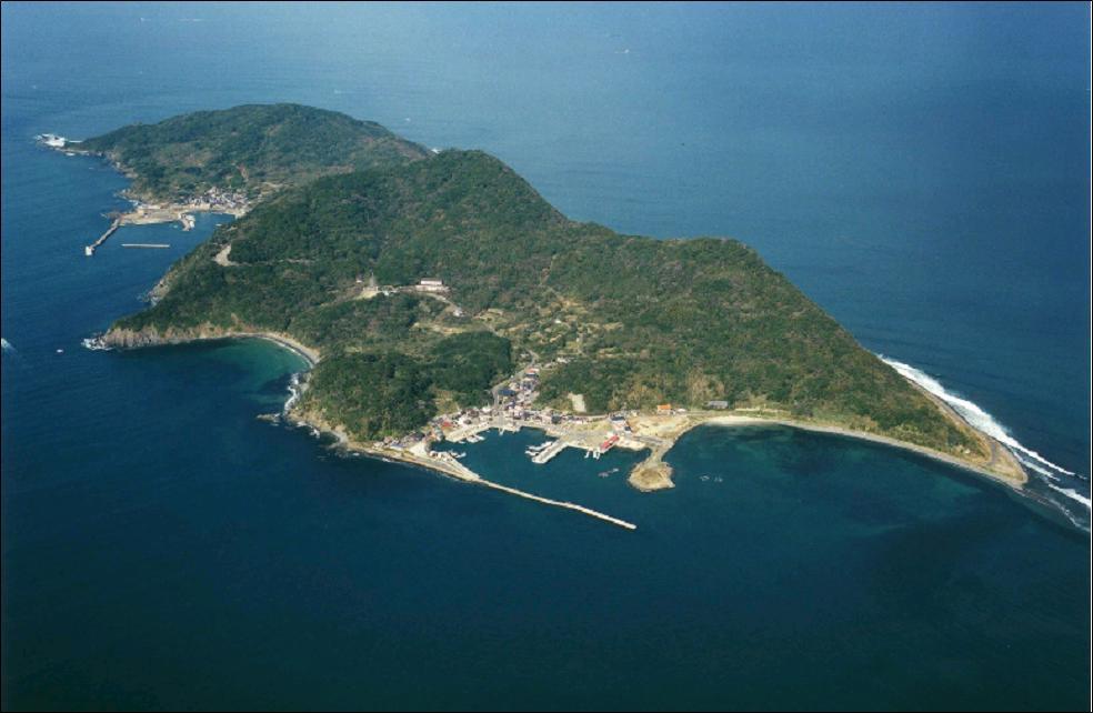 KATSUTAshikyo1's tweet photo. 地島（じのしま）は、玄界灘と響灘の境界部に面する福岡県宗像の島（有人島）。筑前諸島地域として離島振興法の離島振興対策実施地域となっている。島の面積は1.57km²である。『筑前国続風土記』には、昔は慈島とあるがのちに地島となったとする。
所在地∶日本・福岡県宗像市
所在海域∶玄界灘・響灘
座標∶北緯33度54分21.74秒　
    東経130度29分38秒
人口∶122人
世帯数∶54 世帯
面積∶1.57km²
海岸線長∶9.3km
最高標高∶187m
○ 地理
宗像市本土側の���崎漁港から北西に約1.6km.神湊港から北北東に約5kmの場所に位置する。約5km西の海上には大島がある。
島は北北西から南南東に向かって細長く伸びた形をしている。
花崗岩・ひん岩などから成っており、島の多くの部分が原生林に覆われた標高100m台の急峻な山地で、中央部に島の最高峰の遠見山（187m）が、北部には祇園山（142m）が、南東には猿毛山（136m）がある。