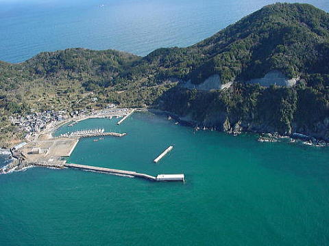 KATSUTAshikyo1's tweet photo. 地島（じのしま）は、玄界灘と響灘の境界部に面する福岡県宗像の島（有人島）。筑前諸島地域として離島振興法の離島振興対策実施地域となっている。島の面積は1.57km²である。『筑前国続風土記』には、昔は慈島とあるがのちに地島となったとする。
所在地∶日本・福岡県宗像市
所在海域∶玄界灘・響灘
座標∶北緯33度54分21.74秒　
    東経130度29分38秒
人口∶122人
世帯数∶54 世帯
面積∶1.57km²
海岸線長∶9.3km
最高標高∶187m
○ 地理
宗像市本土側の���崎漁港から北西に約1.6km.神湊港から北北東に約5kmの場所に位置する。約5km西の海上には大島がある。
島は北北西から南南東に向かって細長く伸びた形をしている。
花崗岩・ひん岩などから成っており、島の多くの部分が原生林に覆われた標高100m台の急峻な山地で、中央部に島の最高峰の遠見山（187m）が、北部には祇園山（142m）が、南東には猿毛山（136m）がある。