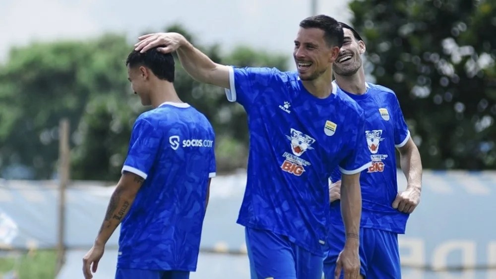 Persibpedia_'s tweet photo. Kata Ganindra Bimo soal banyaknya pemain diaspora hijrah ke liga Indonesia termasuk Persib.

"Jadi menurut gua nih ya, akar masalahnya bukan ada di Persib, tapi akar masalahnya ada di cara kita melihat hierarki sepak bola. Kita nih masih nganggap perkembangan pemain tuh linear. Eropa selalu di atas, Asia selalu di bawah. Kalau pindah dari Eropa ke Indonesia, berarti turun kelas drastis. Padahal nih ya, dalam football economics dan player development, hierarki itu jauh lebih dinamis.

Yang dicari pemain profesional bukan selalu liga dengan reputasi paling tinggi, paling baik, paling hebat, paling besar. Yang dicari adalah competitive advantage, tempat di mana dia bisa memaksimalkan kualitasnya. Kalau sebuah klub menawarkan menit bermain yang lebih konsisten, sistem permainan yang lebih cocok, targetnya juara, kesempatan tampil di kompetisi Asia yang lebih besar, dan eksposur yang gede terhadap Timnas, itu adalah aset olahraga yang paling nyata. Itu bukan soal sekadar gaji atau nama liga.

Makanya banyak klub modern yang sekarang enggak lagi merekrut pemain-pemain tuh hanya berdasarkan CV, tapi berdasarkan project fit. Pertanyaannya jadi berubah, bukan lagi, 'Kenapa dia ninggalin Eropa?', tapi, 'Kenapa klub sebesar Persib ngerasa pemain itu layak jadi bagian dari proyek mereka?'. Karena transfer selalu terjadi dua arah kan? Ada pemain yang milih klub, ada klub yang memilih pemain.

Dan kalau semakin banyak pemain diaspora mulai datang ke Indonesia, mungkin yang berubah bukan mentalitas pemainnya, mungkin justru value sepak bola Indonesia yang mulai meningkat. Bagus dong buat kita, iya kan? Jadi menurut gua, berhentilah menilai transfer hanya dari arah perpindahannya, nilailah dari outcome-nya. 

Karena dalam sepak bola profesional, keputusan transfer enggak pernah divalidasi saat tanda tangan kontrak. Keputusan itu baru divalidasi ketika performanya terlihat di atas lapangan, gitu. Menurut gua, bukan pundit, bukan pakar sepak bola, gua mah penonton sepak bola biasa."