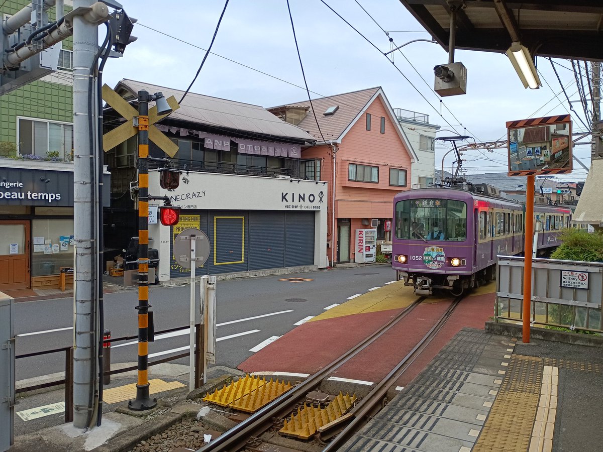 switchback87's tweet photo. 朝の江ノ電。 https://t.co/7cMhDmpSb7