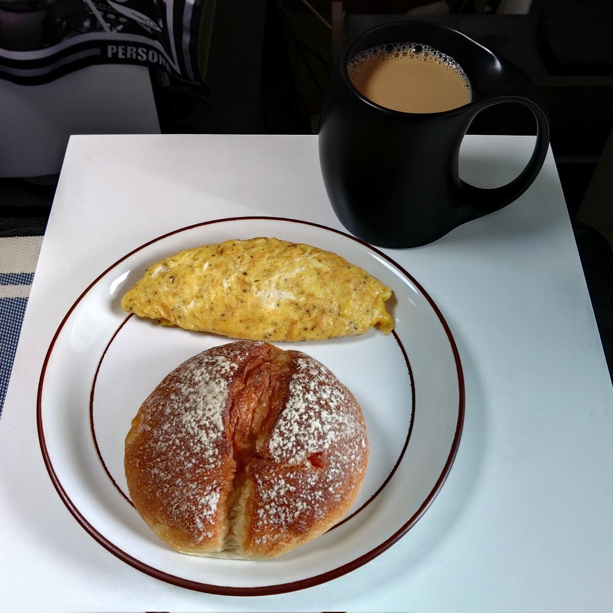 3_maha_auto's tweet photo. 土曜！も仕事！
カフェオレは上手に淹れられた。
小さい幸せを大事に、今日も何とか。 https://t.co/5FQujzurii