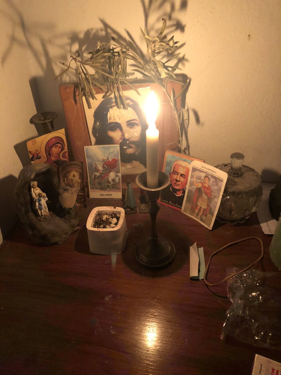 kn0wbang's tweet photo. quién chota es el brujo de ghana al lado de una mujer católica con estampitas de sus santitos y devota de san expedito (mi mamá) https://t.co/UbsVtp25Eb