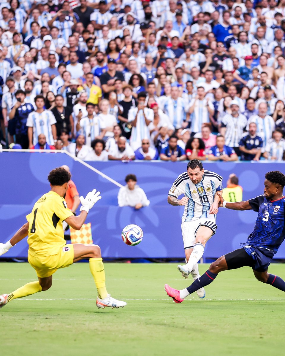 brfootball's tweet photo. Leo Messi has scored in 𝐄𝐈𝐆𝐇𝐓 straight World Cup games. 

Unstoppable 💪🇦🇷 https://t.co/eTYI5arocQ