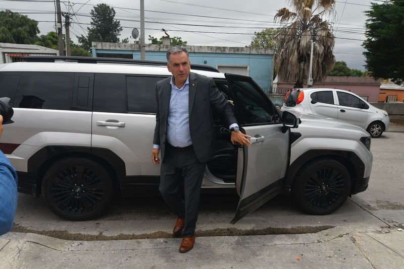 psychdiaz's tweet photo. Yamandú Orsi arrives ahead of Taylor Swift and Travis Kelce’s wedding. https://t.co/P1MYkjo91X