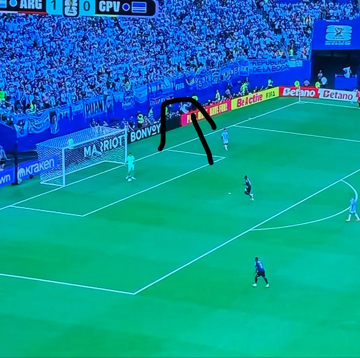 xK95__'s tweet photo. Banderole déployée par la FIFA aux côtés des banderoles des Argentins 
Voilà encore une preuve de la corruption FIFA 🤝 Argentine #ARGCPV https://t.co/8AJoWDrMTn